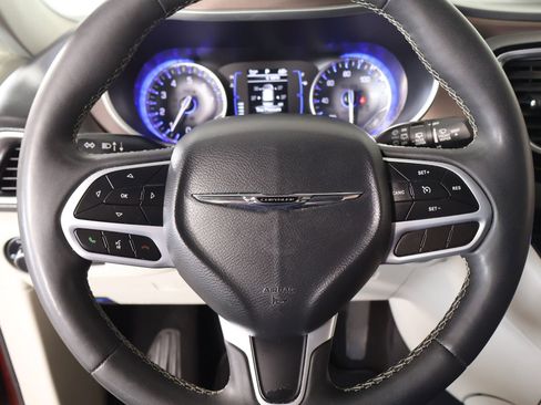 Used 2023 Chrysler Voyager LX image 3