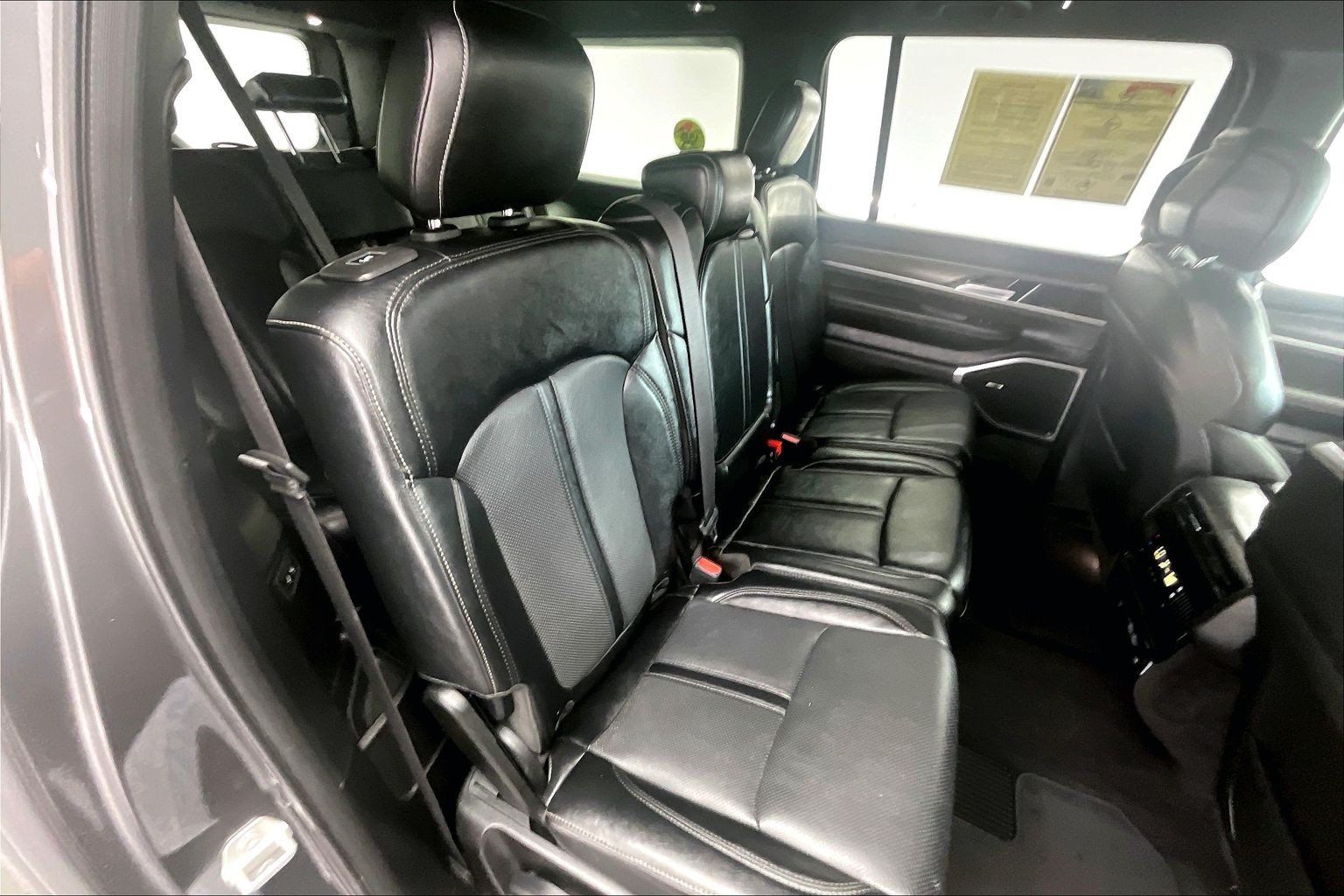 Used 2024 Jeep Wagoneer L Series III w/ Flexible Seating Group AWD/4WD image 18