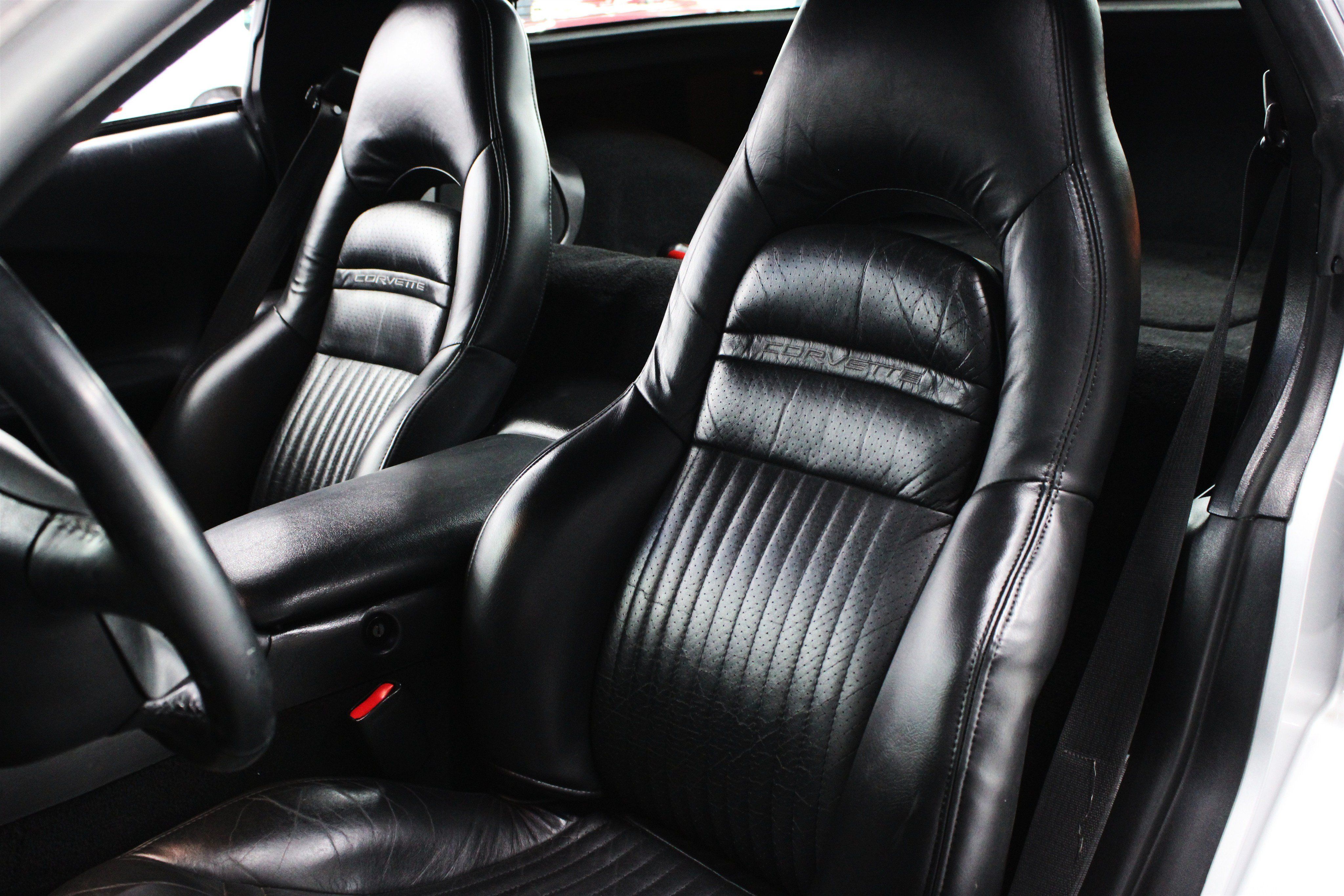 Used 2000 Chevrolet Corvette Coupe w/ Roof Pkg RWD image 3