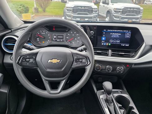 Used 2025 Chevrolet Trax LS image 33