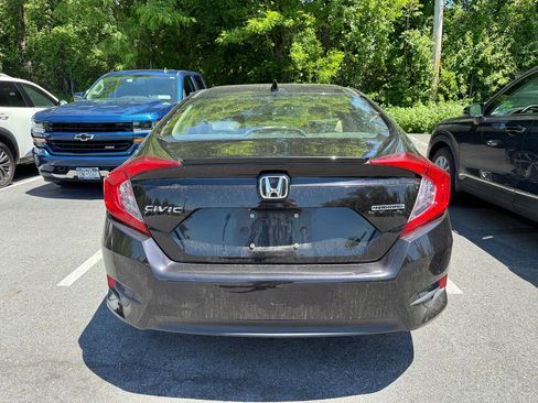 Used 2018 Honda Civic Touring image 4