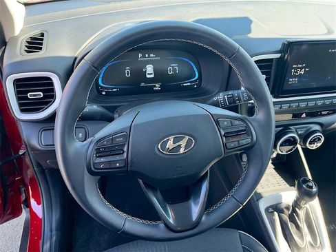 Used 2024 Hyundai Venue Limited image 11