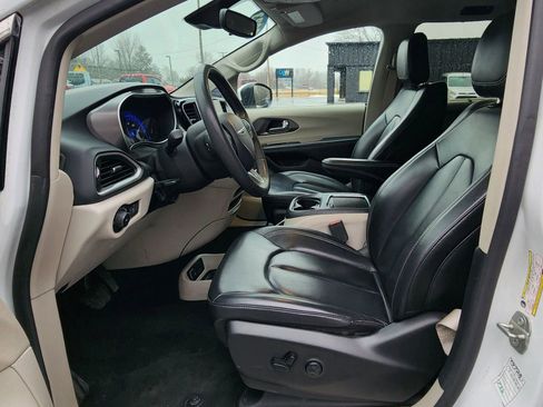 Used 2023 Chrysler Pacifica Touring-L image 17