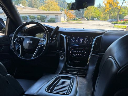 Used 2020 Cadillac Escalade ESV Platinum image 3