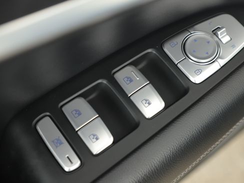 Used 2023 Genesis G70 2.0T image 9