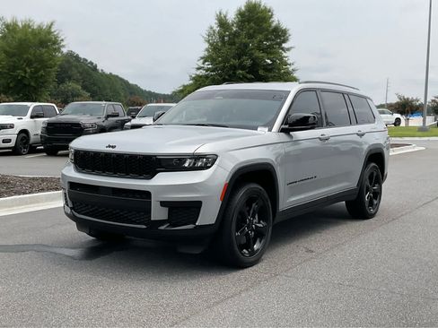 Used 2023 Jeep Grand Cherokee L Laredo RWD image 9