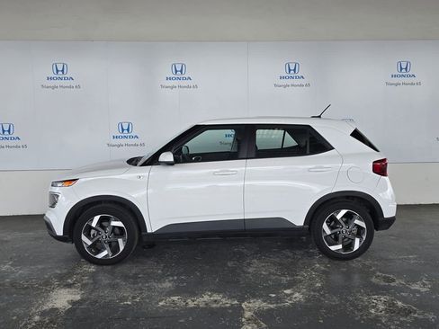 Used 2025 Hyundai Venue SE image 2