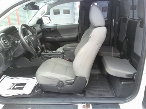 Used 2018 Toyota Tacoma SR image 20