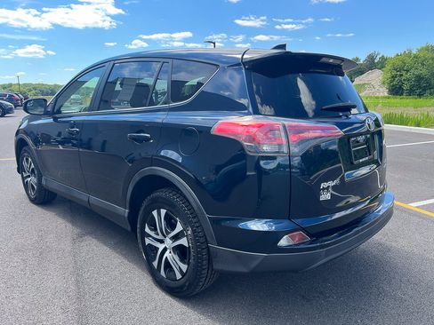 Used 2018 Toyota RAV4 LE AWD/4WD image 3