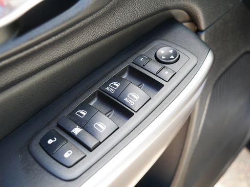 Used 2022 Jeep Cherokee Latitude Lux w/ Mopar Interior Package AWD/4WD image 19