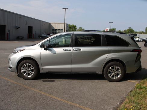Used 2022 Toyota Sienna XSE w/ XSE Plus Package AWD/4WD image 4