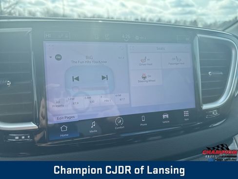 Used 2023 Chrysler Pacifica Touring-L image 25