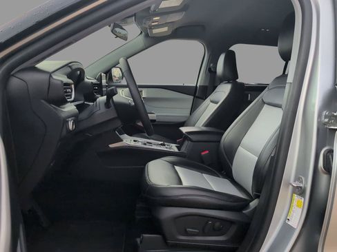 Used 2023 Ford Explorer XLT w/ Equipment Group 202A AWD/4WD image 17