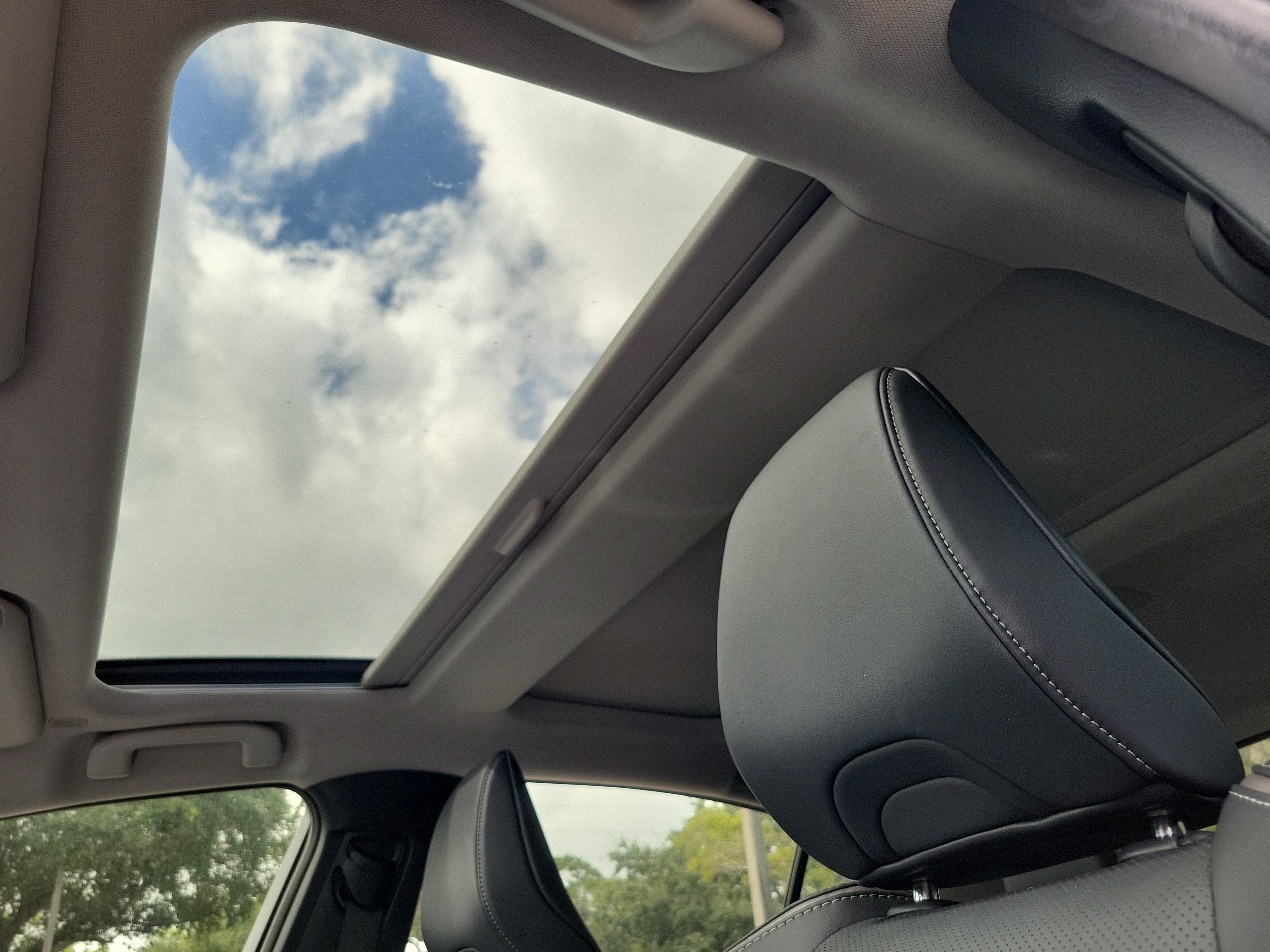 Used 2024 Toyota Prius XLE FWD image 7