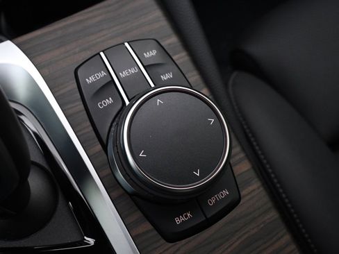 Used 2023 BMW 540i w/ Convenience Package image 35