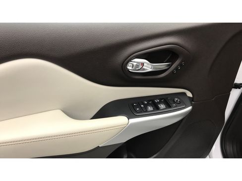 Used 2018 Jeep Cherokee Overland w/ Technology Group AWD/4WD image 8