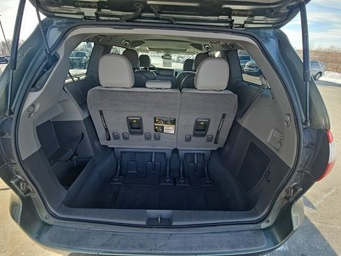 Used 2020 Toyota Sienna XLE image 25