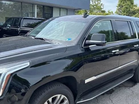 Used 2019 Cadillac Escalade ESV 4WD image 2