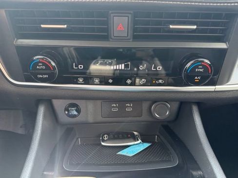 Used 2025 Nissan Rogue SV AWD/4WD image 28