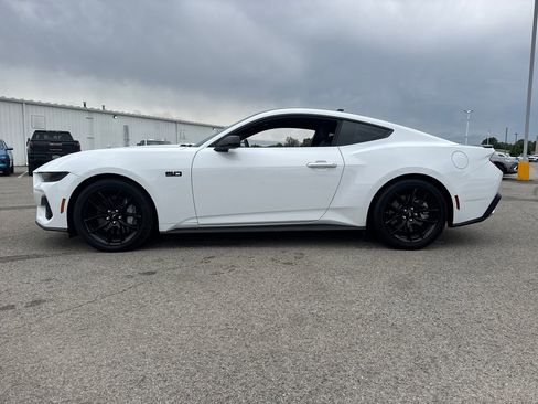 Used 2025 Ford Mustang GT RWD image 3
