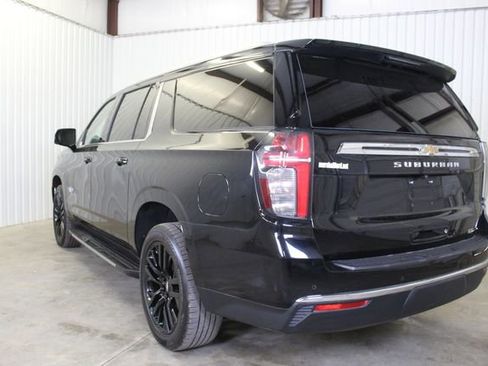 Used 2023 Chevrolet Suburban LT w/ Luxury Package AWD/4WD image 4