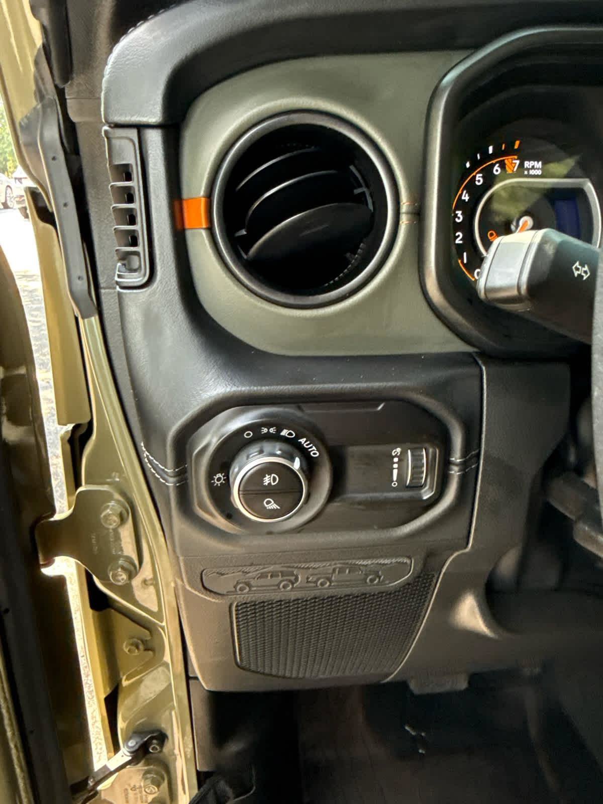 Used 2025 Jeep Gladiator Mojave w/ Convenience Group AWD/4WD image 21