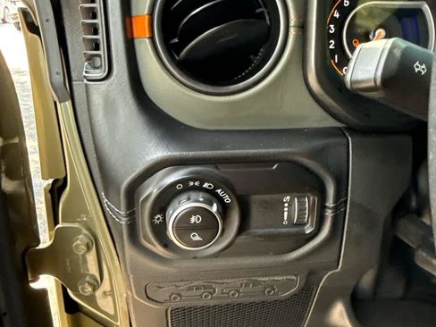 Used 2025 Jeep Gladiator Mojave w/ Convenience Group AWD/4WD image 21