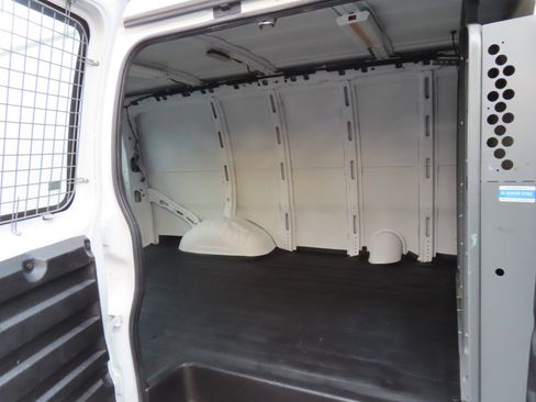 Used 2015 Chevrolet Express 2500 image 15