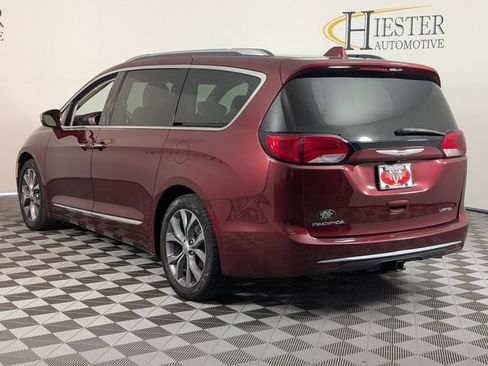 Used 2018 Chrysler Pacifica Limited w/ Tire & Wheel Group FWD image 5