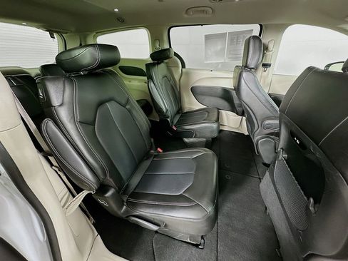 Certified 2024 Chrysler Pacifica Touring-L image 38