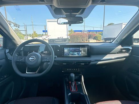 Used 2025 Nissan Kicks SR image 3