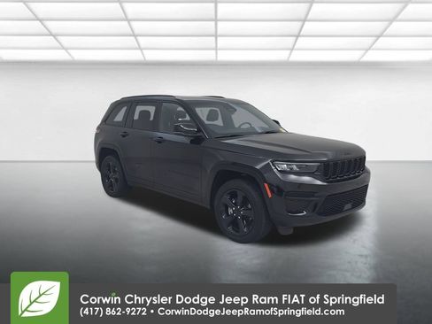 Used 2023 Jeep Grand Cherokee Altitude image 3