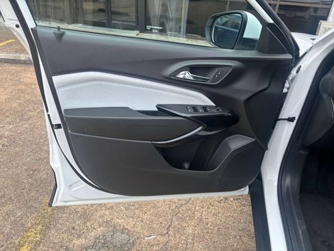 Used 2025 Chevrolet Trax LT FWD image 18