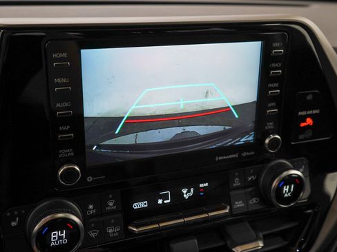 Used 2022 Toyota Highlander XLE AWD/4WD image 22