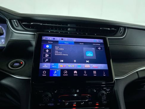 Used 2024 Jeep Grand Cherokee Limited image 24