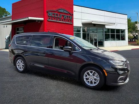 Used 2022 Chrysler Pacifica Touring-L image 7