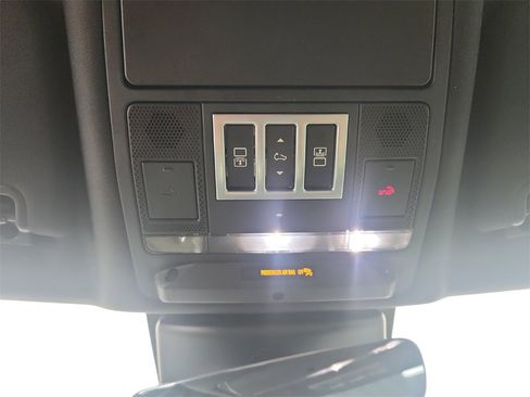 Used 2020 Land Rover Discovery HSE image 38