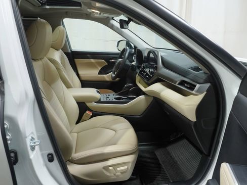 Certified 2023 Toyota Highlander XLE image 13
