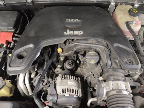 Used 2018 Jeep Wrangler Unlimited Sahara AWD/4WD image 30