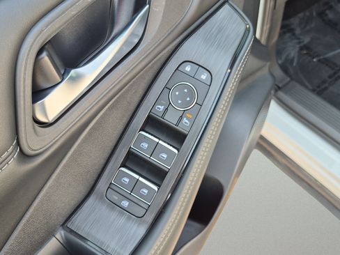 Used 2025 Nissan Rogue SL AWD/4WD image 10
