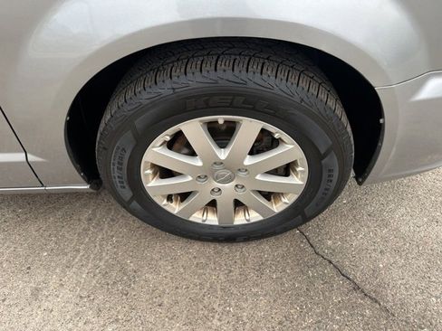 Certified 2016 Chrysler Town & Country Touring image 9