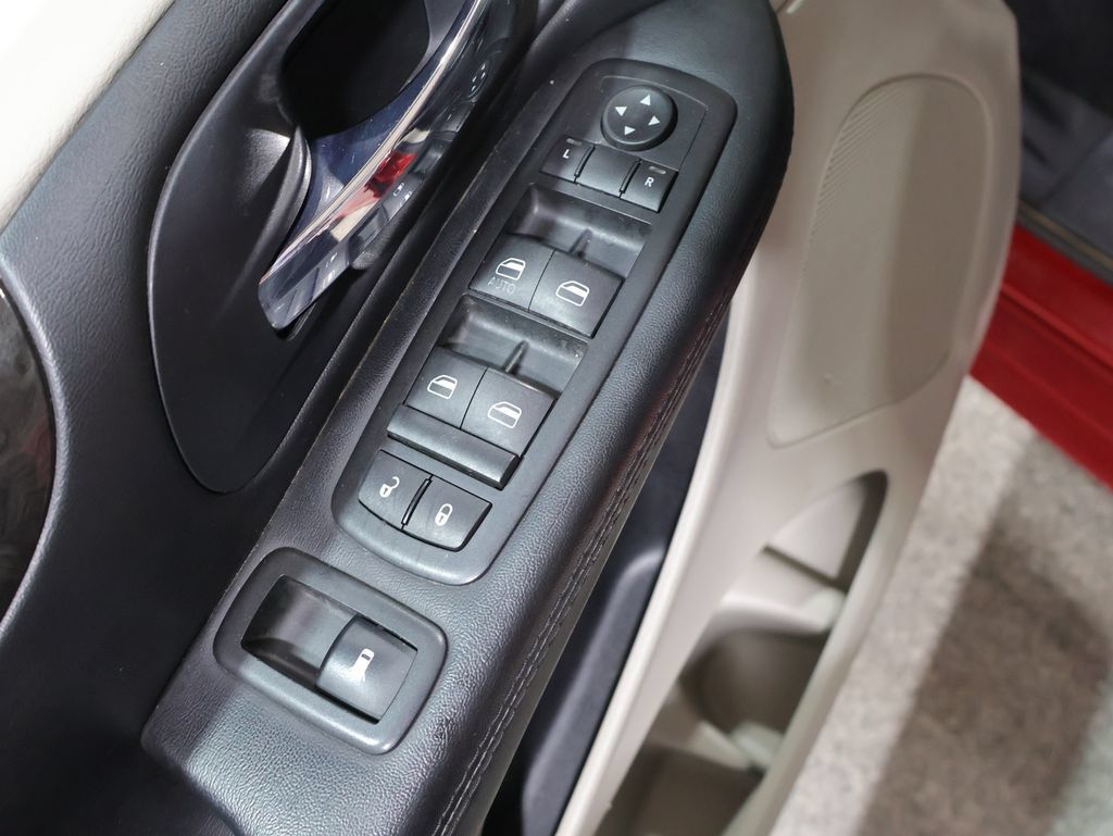Used 2015 Dodge Grand Caravan SXT w/ Rear Park Assist Package FWD image 22