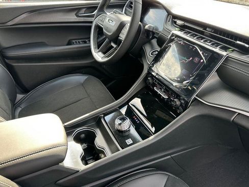 New 2025 Jeep Grand Cherokee Altitude image 16