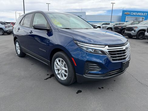 Used 2023 Chevrolet Equinox LS w/ LS Convenience Package FWD image 1
