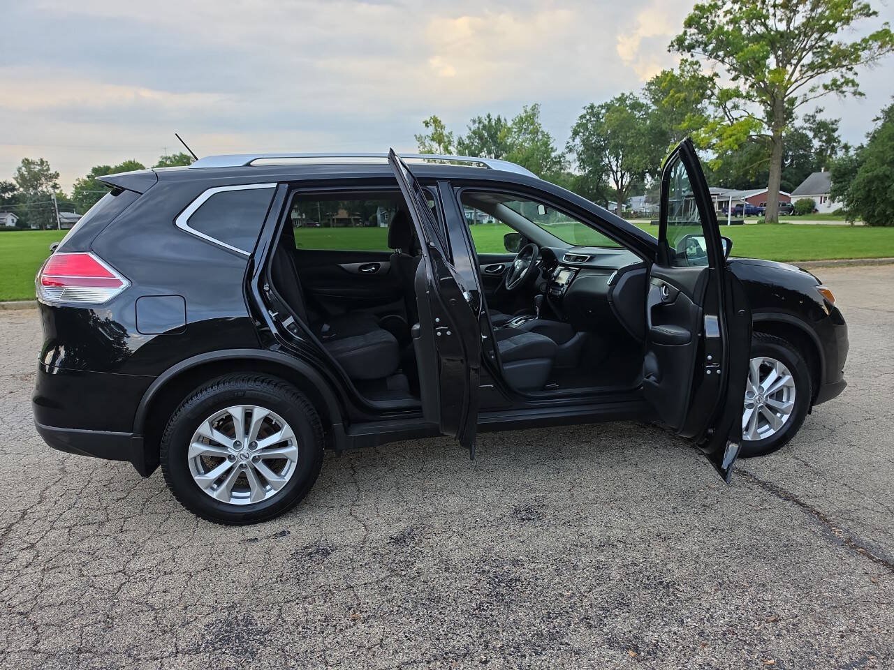 Used 2016 Nissan Rogue SV w/ SV Premium Package AWD/4WD image 29