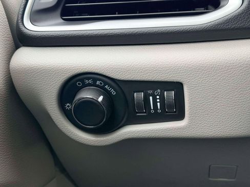 Used 2023 Chrysler Voyager LX FWD image 17