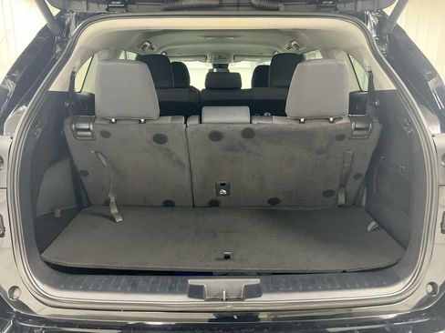 Used 2024 Toyota Highlander LE AWD/4WD image 25