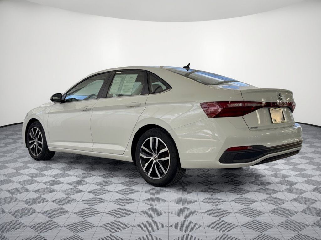 Used 2026 Volkswagen Jetta SE FWD image 3