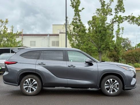 Used 2023 Toyota Highlander XLE FWD image 6
