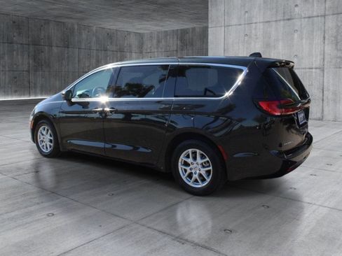 Used 2023 Chrysler Pacifica Touring-L FWD image 3